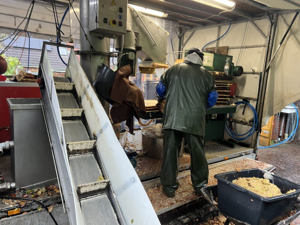 Dieses Bild hat ein leeres Alt-Attribut. Der Dateiname ist Apfelpresse-Holdhusen-01-1024x768.jpeg